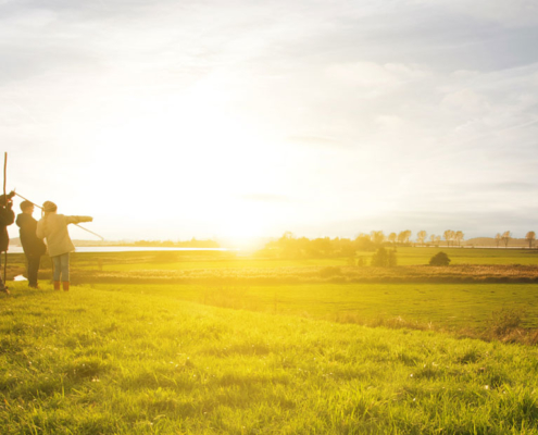 Bild zeigt Menschen mit Blick auf das freie Feld | H&M Ingenieurbüro