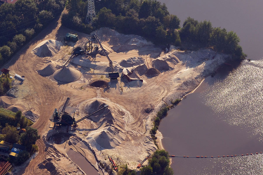 Foto zeigt Industrielle Bodenbearbeitung in Gewässernähe | Geologie und Hydrogeologie